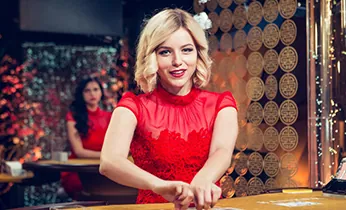 Cầu thủ bóng rổ đang ném bóng vào rổ trên sân đấu